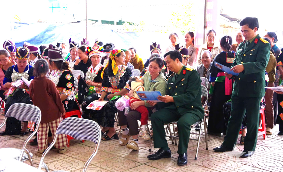 Khéo đưa pháp luật đến với đồng bào